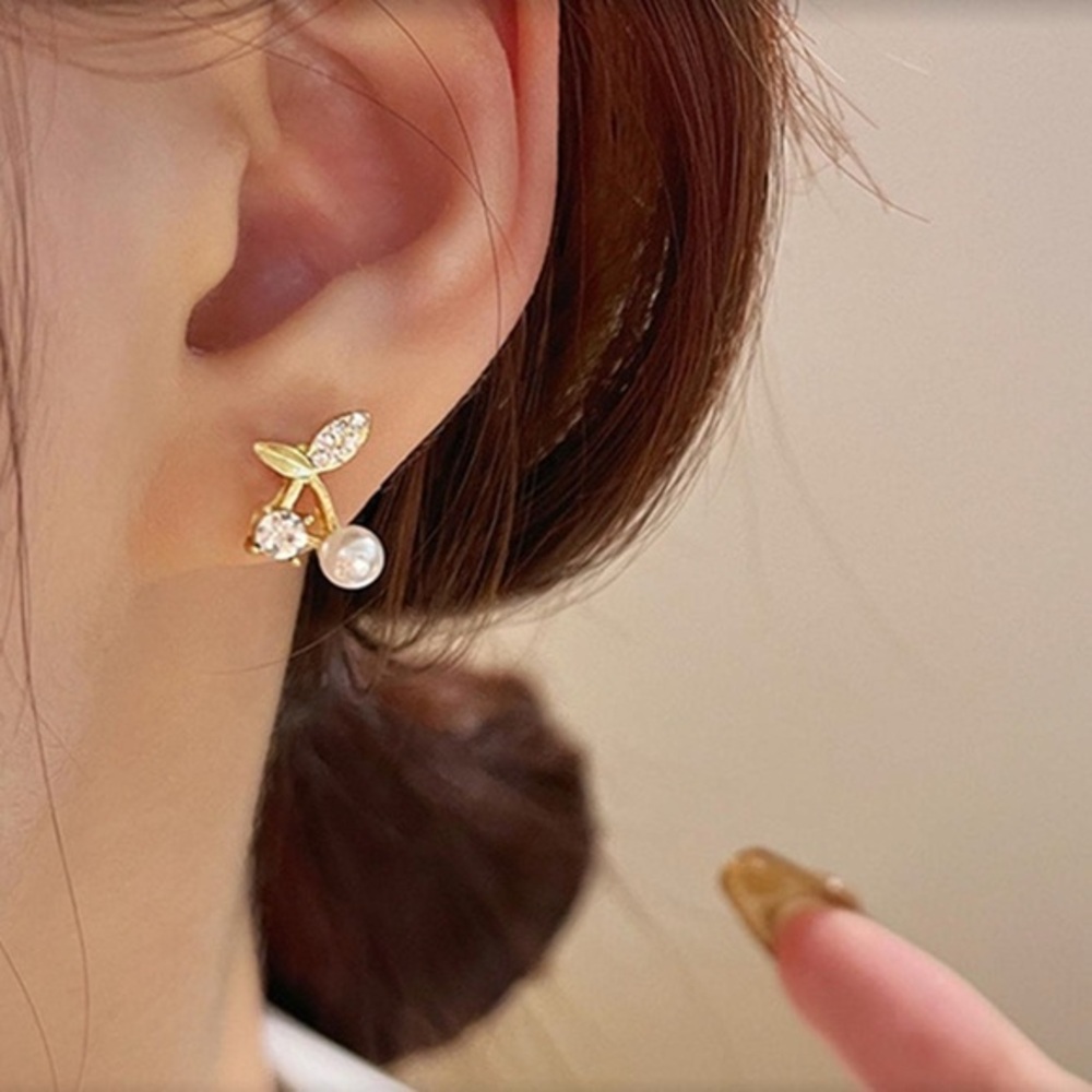 ✨NEW Elegant Gold and Pearl Leaf Earrings